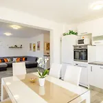 Апартаменты Casa Matea - 90 M From The Sea, New Private Swimming Pool Пула
