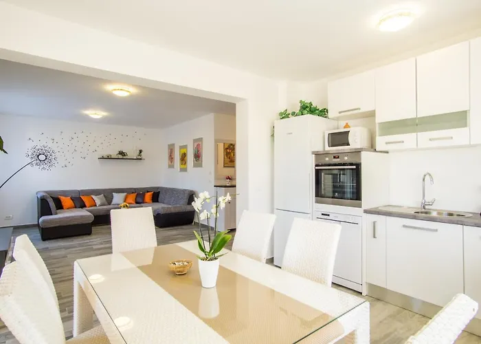 Apartment Casa Matea - 90 M From The Sea, New Private Swimming Pool Pula